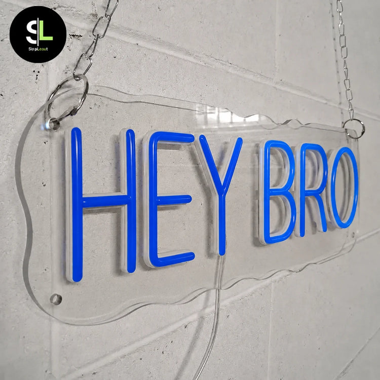 Insegna neon LED blu con scritta HEY BRO su plexiglass trasparente, appesa con catena su parete chiara