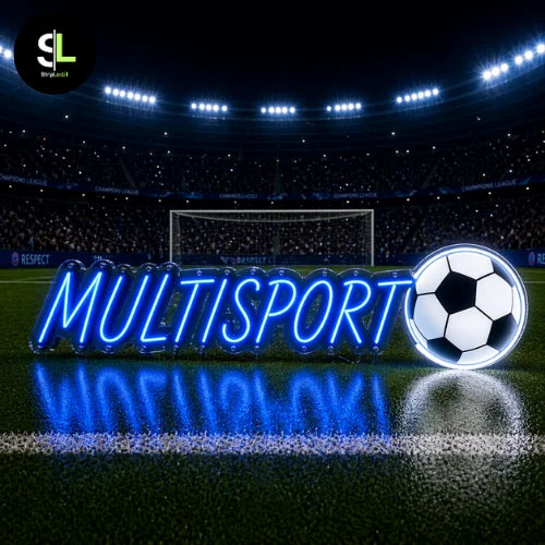 Insegna neon LED scritta MULTISPORT con pallone da calcio su sfondo stadio illuminato, effetto luminoso blu
