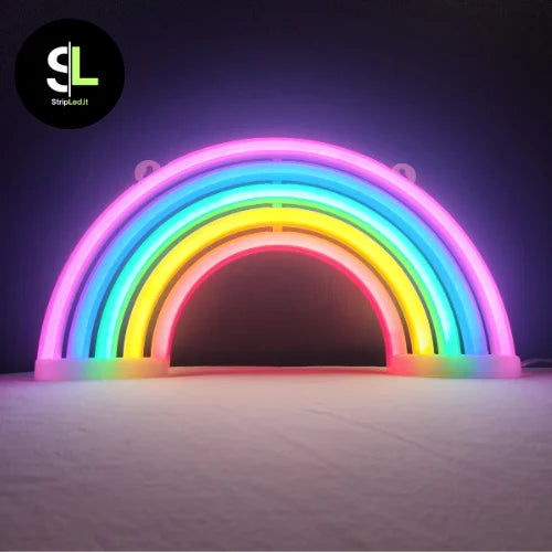 Insegna neon LED a forma di arcobaleno accesa su sfondo scuro e logo StripLed.it