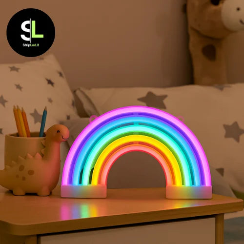 Insegna neon LED a forma di arcobaleno accesa in cameretta per bambini con logo StripLed.it