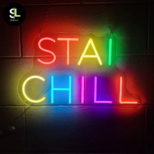 Insegna neon LED STAI CHILL multicolor da interno su parete effetto cemento