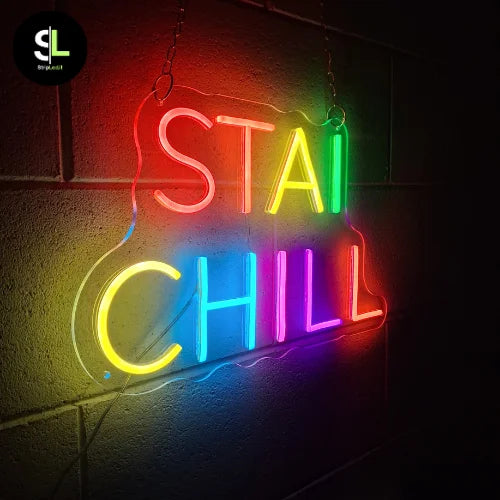Insegna neon LED STAI CHILL MULTICOLOR WiFi 50x30 cm accesa su parete scura effetto moderno