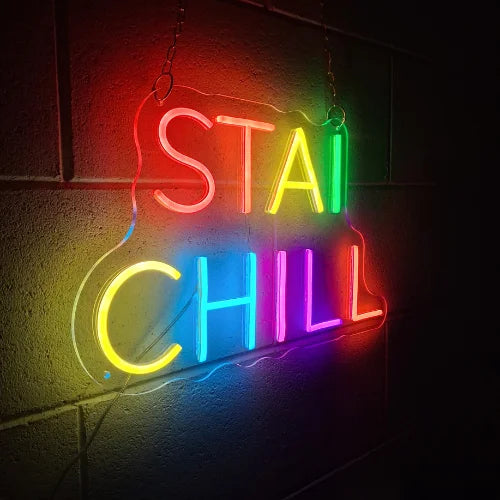 Insegna neon LED personalizzata STAI CHILL multicolore su plexiglass trasparente