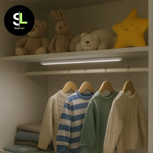 Lampada led con sensore movimento in armadio e logo Stripled.it