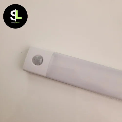 Dettaglio lampada led con sensore di movimento su sfondo neutro e logo Stripled.it