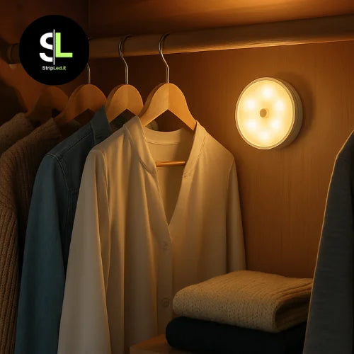 Lampada LED tonda con sensore magnetico installata in armadio per illuminazione automatica e logo StripLed.it