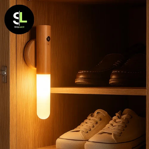 Lampada notturna LED portatile effetto legno accesa con luce calda sensore di movimento montata in un armadio con logo StripLed.it