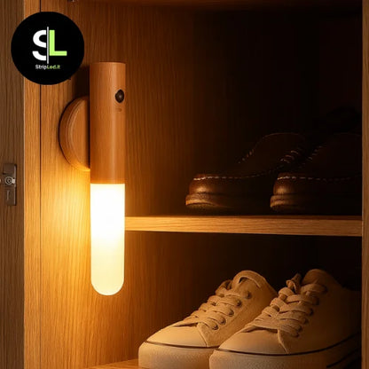 Lampada notturna LED portatile effetto legno accesa con luce calda sensore di movimento montata in un armadio con logo StripLed.it