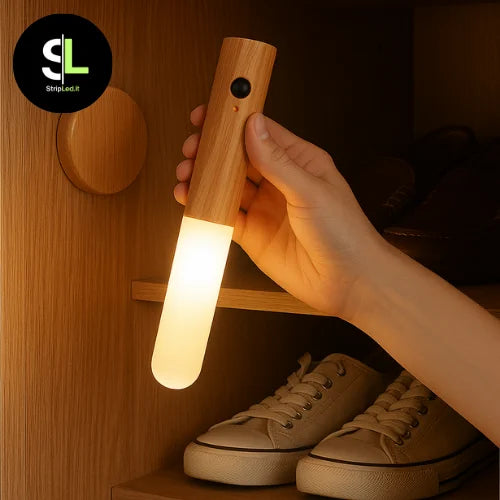 Lampada notturna LED portatile effetto legno accesa con luce calda sensore di movimento montata in un armadio con logo StripLed.it