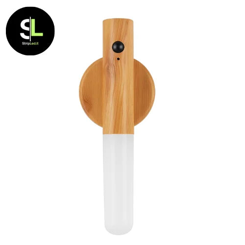 Lampada notturna magnetica in legno frassino chiaro con sensore di movimento integrato su sfondo bianco e logo StripLed.it