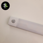 Dettaglio luce notturna magnetica ultrasottile con sensore PIR per sicurezza notturna casa
