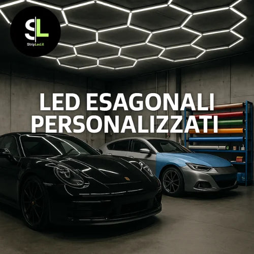 Installazione di pannelli LED esagonali personalizzati sul soffitto di un’officina con due auto sportive e scritta LED ESAGONALI PERSONALIZZATI e logo StripLed.it