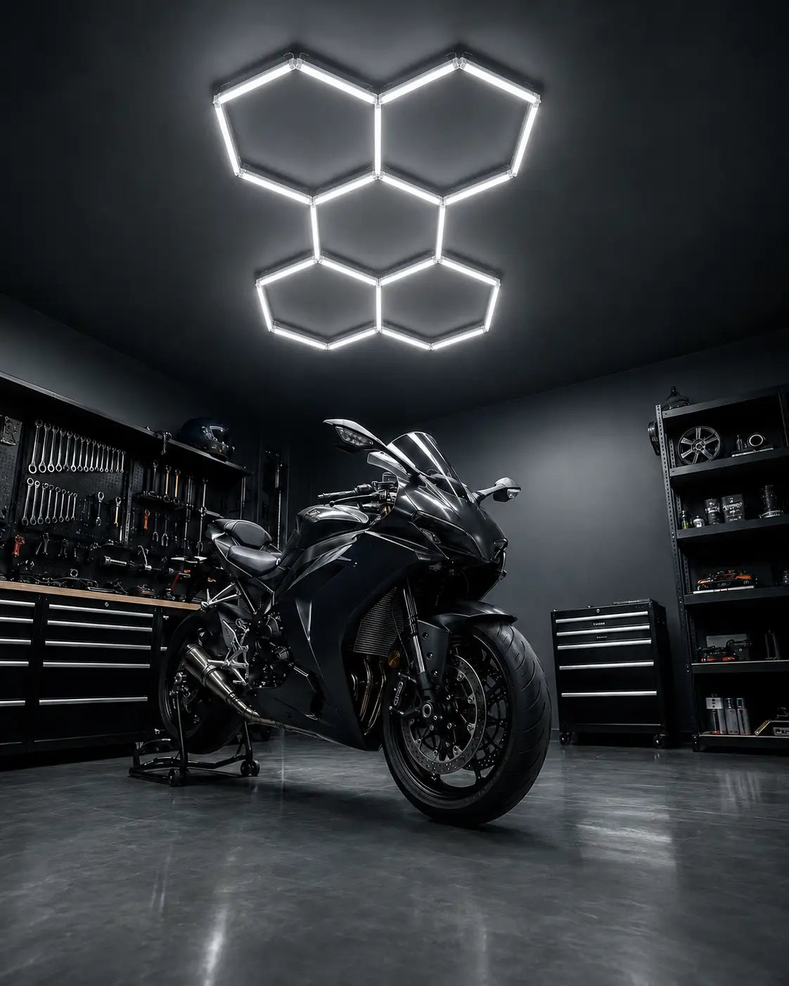 Luci esagonali LED installate sul soffitto di un’officina moto