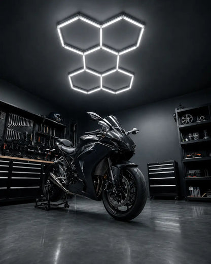 Luci esagonali LED installate sul soffitto di un’officina moto
