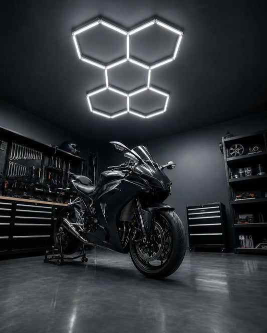 Luci esagonali LED installate sul soffitto di un’officina moto