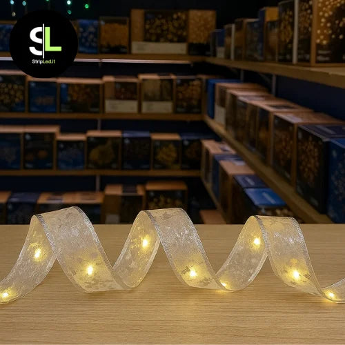 Nastro natalizio argento luminoso bianco caldo acceso in negozio e logo StripLed.it