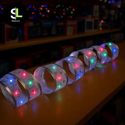 Nastro natalizio LED multicolor acceso in negozio con logo Stripled.it.