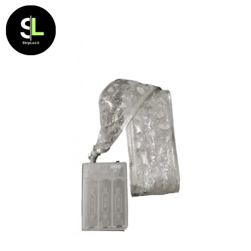 Nastro natalizio argento spento con box batterie trasparente su sfondo bianco e logo StripLed.it