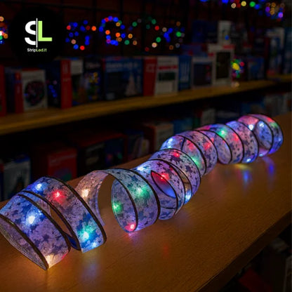 Nastro natalizio argento luminoso multicolore acceso in negozio con logo StripLed.it