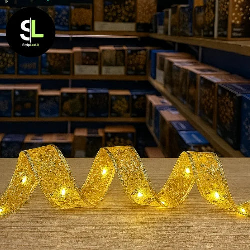 Nastro natalizio oro illuminato 3000K su banco negozio con logo Stripled.it