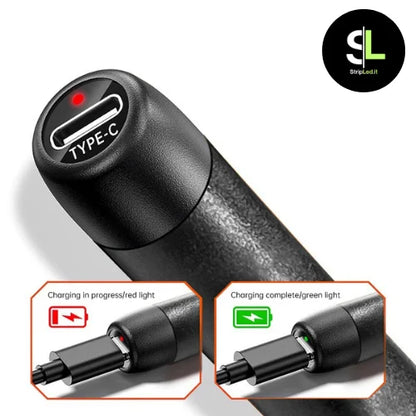 Dettaglio ricarica USB Type-C del saldatore a stagno con indicatore di carica su sfondo bianco e logo StripLed.it