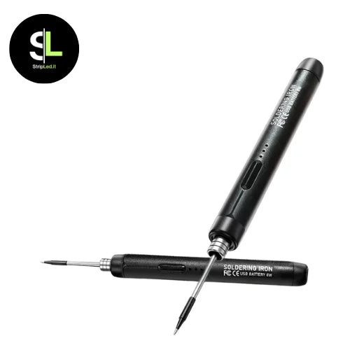 Primo piano saldatore a stagno USB-C 8W ricaricabile su sfondo bianco e logo StripLed.it