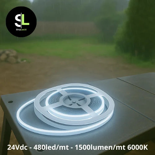 Striscia LED COB 24V IP67 bianco freddo 6000K accesa all’aperto con logo StripLed.it