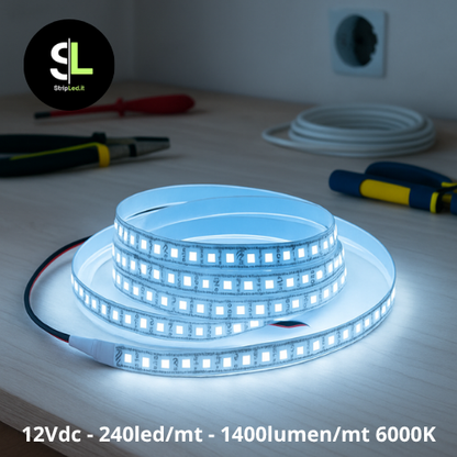 Strip LED SMD 12V 240 LED/mt bianco freddo 6000K installata su banco, illuminazione commerciale

