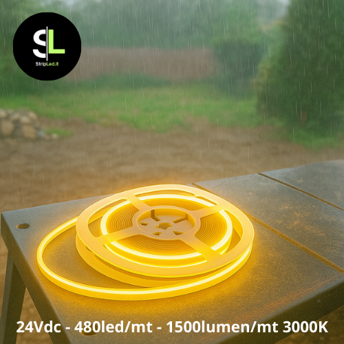 Striscia LED COB 24V IP67 bianco caldo 3000K accesa all’esterno sotto la pioggia con luce intensa.