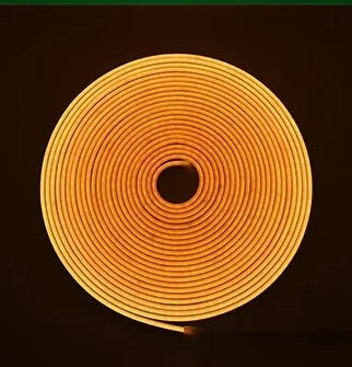 Striscia LED Neon Flex 12V bianco caldo su sfondo scuro 