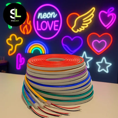 Bobine Striscie LED Neon Flex 12V multicolore per insegne appoggiate su un tavolo da lavoro e logo StripLed.it