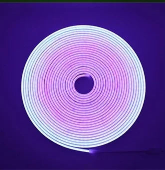 Striscia LED Neon Flex 12V viola flessibile su sfondo scuro 