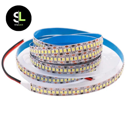 Striscia LED SMD 24V bianco caldo 3000K in bobina da 5 metri su sfondo bianco e logo StripLed.it
