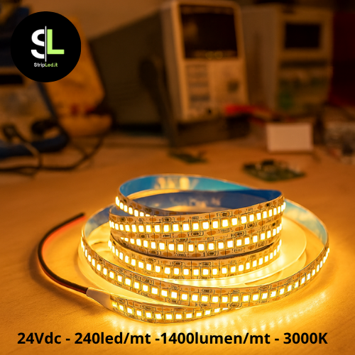 Striscia LED SMD 24V bianco caldo 3000K accesa in laboratorio.