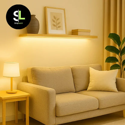 Striscia LED SMD 24V bianco caldo 3000K installata in salotto con luce calda e logo StripLed.it