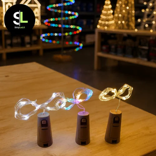 Tappo luminoso in 3 varianti di colore per bottiglia con filo LED in negozio natalizio e logo StripLed.it