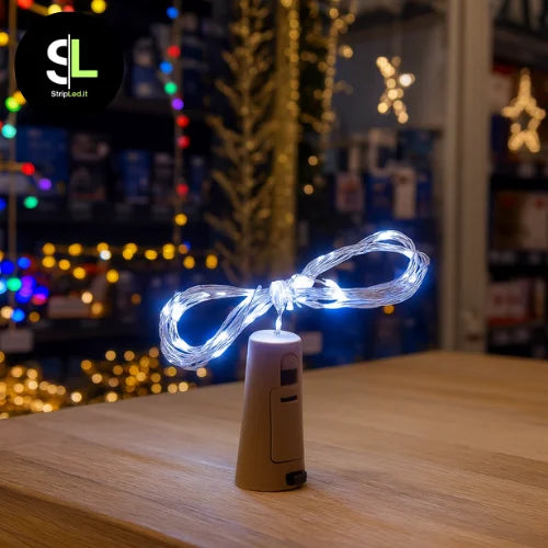 Tappo luminoso bianco freddo per bottiglia con filo LED in negozio natalizio e logo StripLed.it