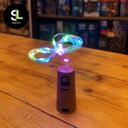 Tappo luminoso multicolore per bottiglia con filo LED in negozio natalizio e logo StripLed.it