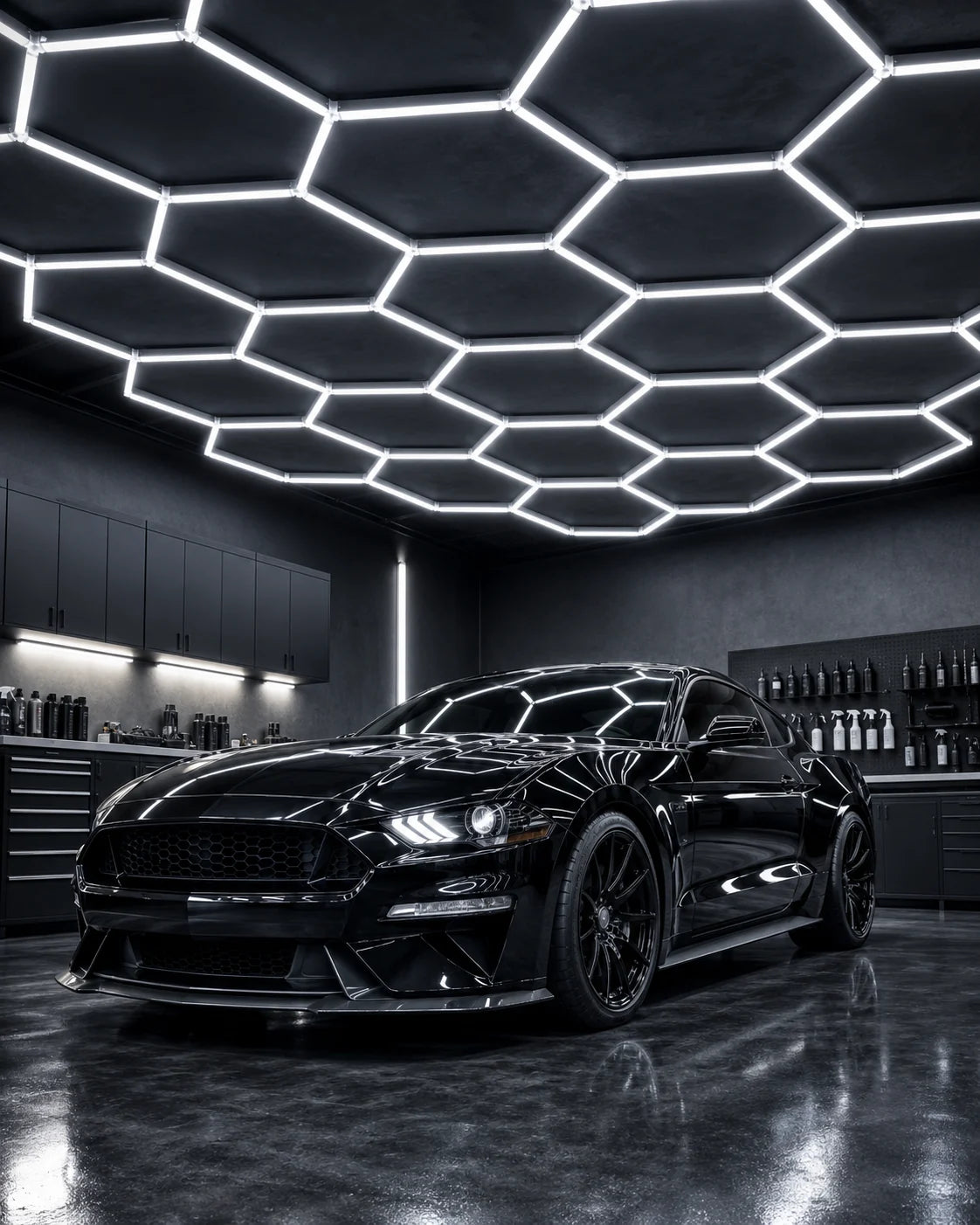 Garage professionale illuminato con LED esagonali modulari