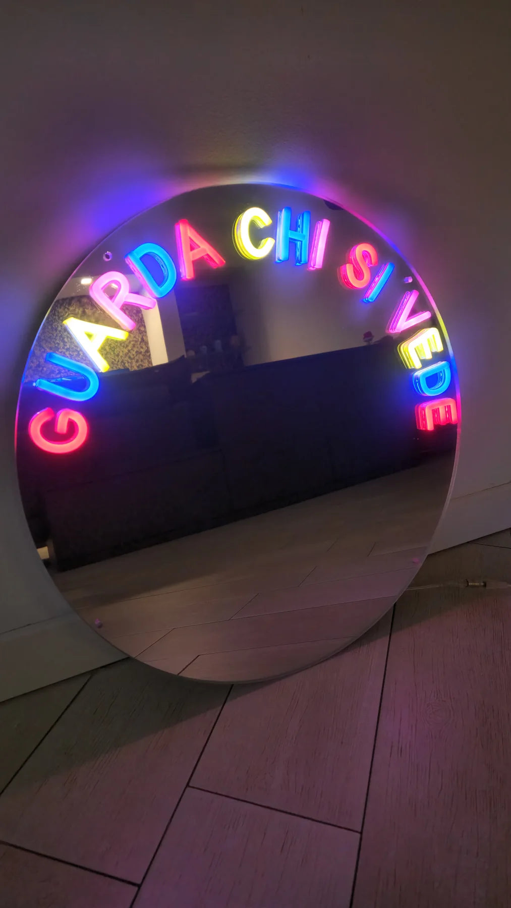 Specchio rotondo con scritta neon LED personalizzata